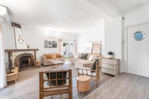 バレンシアにあるChalet Salerのソファと暖炉のあるリビングルーム