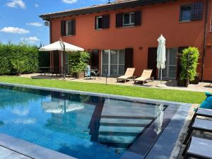卡斯泰纳索B&B Hole6的带游泳池和房子的别墅