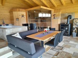 una sala da pranzo con tavolo in legno e piano cottura di Almtalblick a Pettenbach