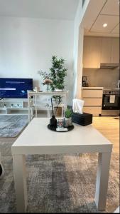 Una cocina o cocineta en F1 - Lily Studio Waters Edge Yas Island Theme Parks, Canal and Pool View