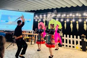 ラオカイにあるSalem House Sapaのスクリーンの前でパフォーマンスをする子供たちのグループ