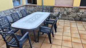un tavolo e delle sedie seduti su un patio di Hostal casa Hinojosa a Hinojosa de Duero