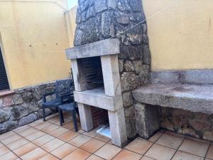 un camino in pietra sul lato di un edificio di Hostal casa Hinojosa a Hinojosa de Duero