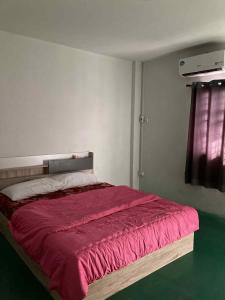 Ένα ή περισσότερα κρεβάτια σε δωμάτιο στο Max Guest House Jomtien Beach