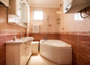 Un baño con bañera, lavabo e inodoro. en Doğa ile iç içe, en Çukurçayır 9 fotos más