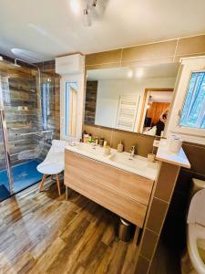 Koupelna v ubytování Chalet du bonheur - La Jenny naturist area