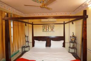 Ένα ή περισσότερα κρεβάτια σε δωμάτιο στο Hotel Khandaka Mahal