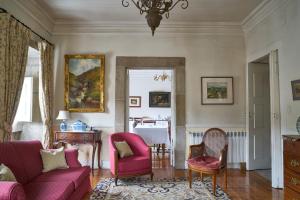 sala de estar con sofá rosado y sillas en Casa De Fatauncos, en Vouzela