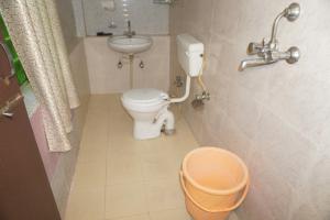 Ένα μπάνιο στο Hotel Khandaka Mahal +16 φωτογραφίες