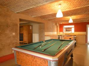 Zimmer mit einem Billardtisch in der Küche in der Unterkunft Lovely house with much luxury and comfort in Weismes + 35 Fotos