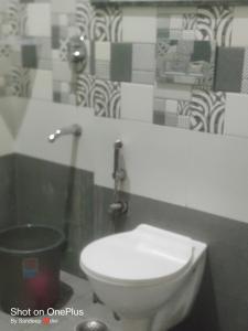 デヘラードゥーンにあるHotel Shiva palaceの部屋にある白いトイレ付きのバスルーム