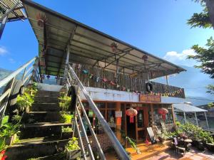 ラオカイにあるSalem House Sapaの階段のある建物