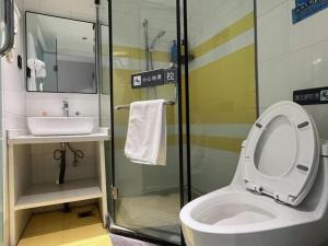 une salle de bains avec toilettes et lavabo dans l'établissement 7 Days Inn Guiyang Qianlingshan Park Beijing Road Metro Station, à Guiyang 192 autres photos