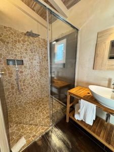 Ένα μπάνιο στο Monti Di Jogliu DeLuxe Room