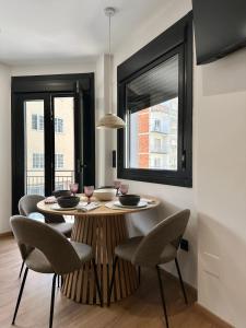Un comedor con mesa y sillas y una ventana. en Lemos Agra, en Monforte de Lemos 4 fotos más