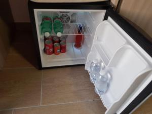 una nevera abierta con botellas y bebidas. en New Paestum da Pakita, en Paestum
