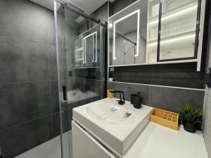 Koupelna v ubytování Smarty Choice Flat with Deluxe Kitchen