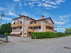 アクイレイアにあるAquileia Apartmentの通り沿いにある大きな建物
