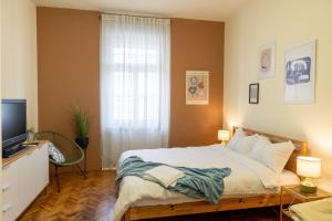 Ένα ή περισσότερα κρεβάτια σε δωμάτιο στο Designer Stay - City Views in the Heart of Town
