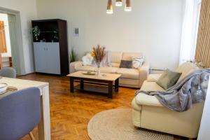 Posezení v ubytování Designer Stay - City Views in the Heart of Town + 63 fotografií