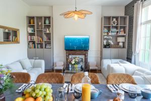 a living room with a table and a fireplace at Appartement bien équipé ultra confort - Sur la plage - Parking privé - gardien in Dinard