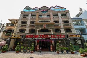 Un edificio con un cartel en el frente. en Truc Huyen Hotel, en Ho Chi Minh