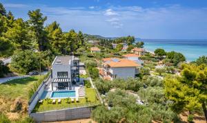 una vista aérea de una casa con piscina en Royal Retreat Villa, en Polychrono