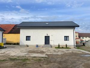 ein großes weißes Gebäude mit schwarzem Dach in der Unterkunft Casa Stauder in Seini + 17 Fotos