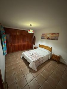 un dormitorio con una cama en una habitación en Brisa B, en Agüimes