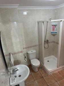 Un baño con ducha, inodoro y lavabo. en Brisa B, en Agüimes 8 fotos más