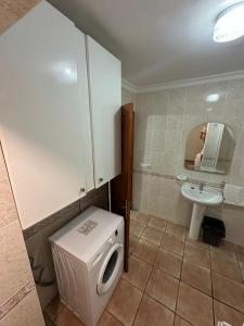 Un baño con lavadora y lavabo. en Brisa B, en Agüimes