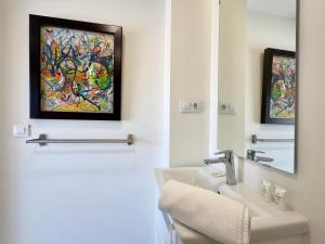 ein Badezimmer mit Waschbecken und Spiegel in der Unterkunft Casa Maruja in Alhaurín de la Torre + 38 Fotos