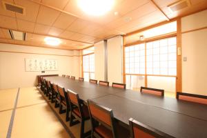 a large conference room with a long table and chairs at 木地屋 in Sangasho-akatani