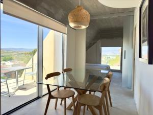 ein Esszimmer mit Glastisch und Stühlen in der Unterkunft Casa Maruja in Alhaurín de la Torre