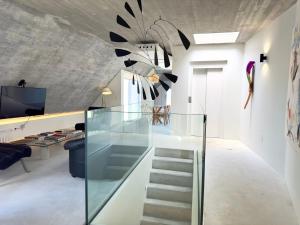 eine Glastreppe in einem Wohnzimmer mit einer Decke in der Unterkunft Casa Maruja in Alhaurín de la Torre