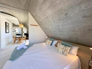 ein Schlafzimmer mit einem großen weißen Bett und Kissen in der Unterkunft Casa Maruja in Alhaurín de la Torre