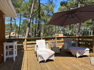 Balkón nebo terasa v ubytování Chalet du bonheur - La Jenny naturist area