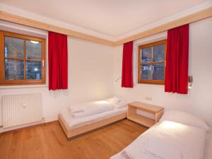 Apartment in Wald im Pinzgau with Swimming Pool and Views 객실 침대
