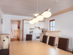 Apartment in Wald im Pinzgau with Swimming Pool and Views 주방 또는 간이 주방