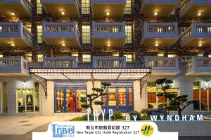 林口区新北林口爵怡温德姆酒店-MRT(A9)机场捷运A9林口站的建筑的侧面设有蓝色阳台