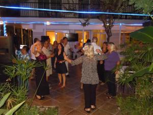 un grupo de personas bailando en una fiesta en Hotel Vanilla, en Fethiye