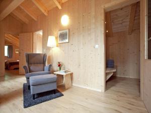 Χώρος καθιστικού στο Grand Apartment in Mayrhofen with Infrared Sauna & Artistic Interiors