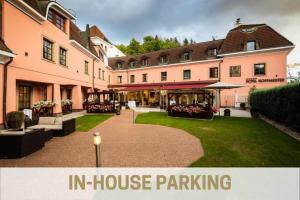 布拉格Hotel Hoffmeister的一栋建筑的图片,上面写着“房屋停车场”