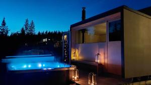 eine Badewanne, die nachts vor einem Haus sitzt in der Unterkunft Villa Vaalea in Rovaniemi