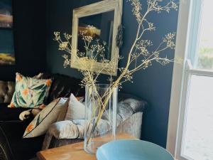 KamieskroonにあるKamieskroon Hotelのリビングルームのテーブルに座る花瓶