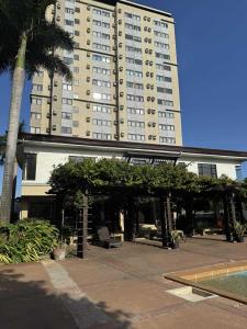 un gran edificio con un pabellón delante en Rhiangelo Condo Suite in Cebu City, en Cebú