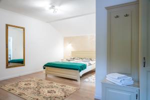 Un pat sau paturi într-o cameră la Vila Simona Colibita +32 fotografii