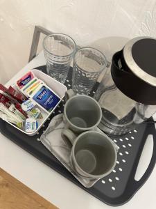 エディンバラにあるDouble room with garden In The Heart of Edinburghのカップなどのトレイ