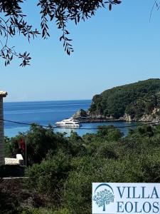 una vista del océano con un crucero en el agua en Eolos Villa, en Parga