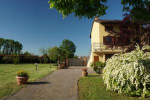 a driveway leading to a house with a garden at Cascina del Gelso - b&b in Santena